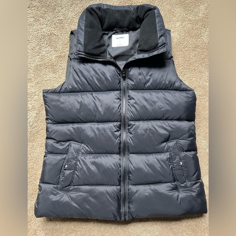Old Navy black puffer vest Women’s size Small